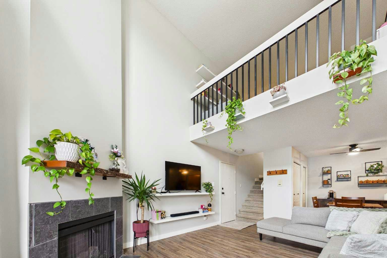 831-6400 Coach Hill Road SW, Calgary, AB, T3H 1B8