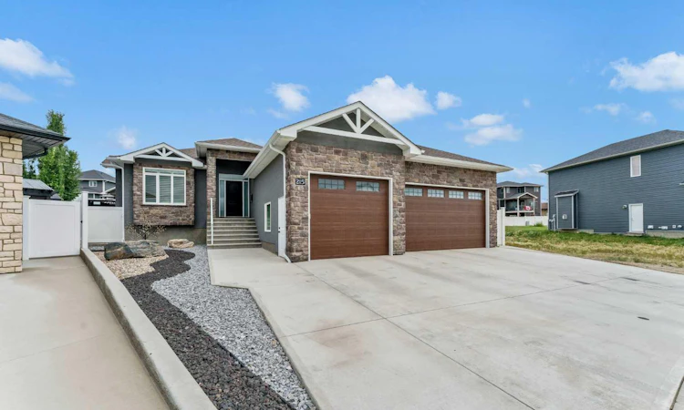 215 Hamptons Crescent SE