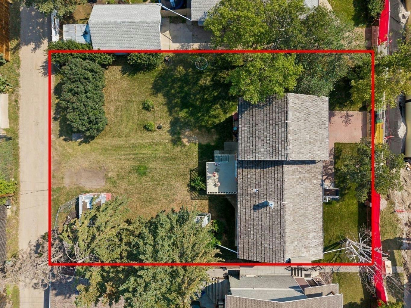 8832 34 Avenue NW, Calgary, AB, T3B 1R8