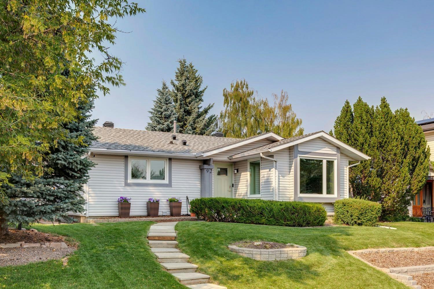 92 Woodford Drive SW, Calgary, AB, T2W 4C3