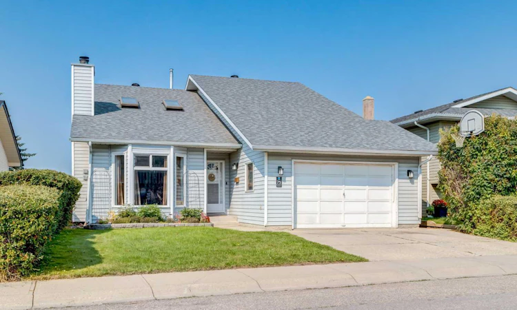 75 Sandstone Crescent SE