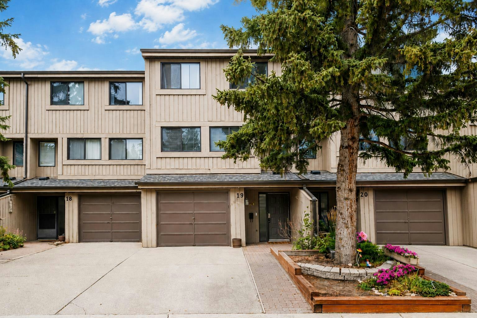 19-10401 19 Street SW, Calgary, AB, T2W 3E7