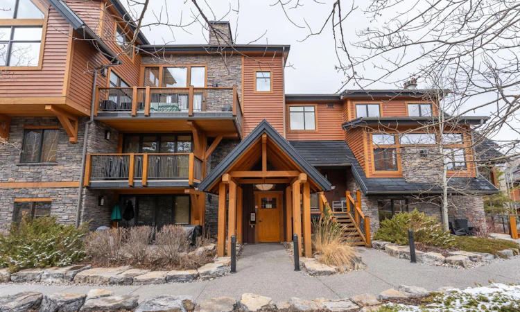 2207-101B Stewart Street Landing
