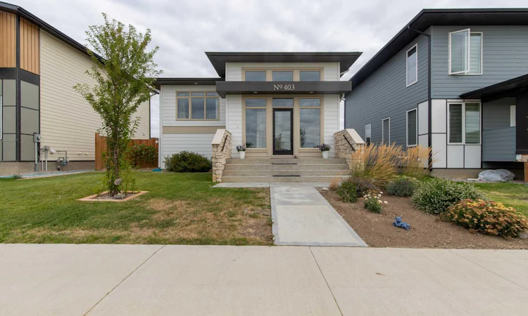 403 Caledonia Boulevard W