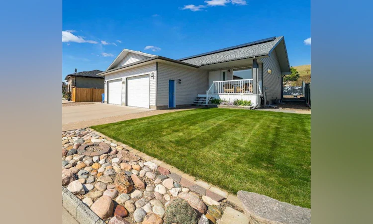 228 Ranchman Bay NE