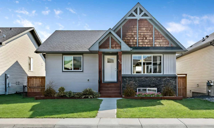 605 Country Meadows Close NW