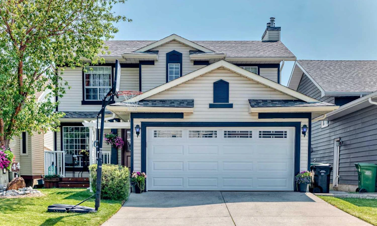 144 Riverstone Crescent SE