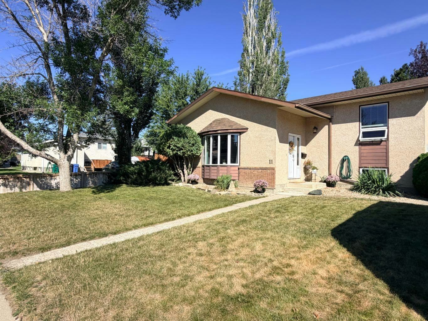 11 Lakhota Crescent W, Lethbridge, AB, T1K 6J3
