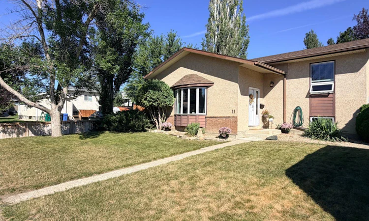 11 Lakhota Crescent W