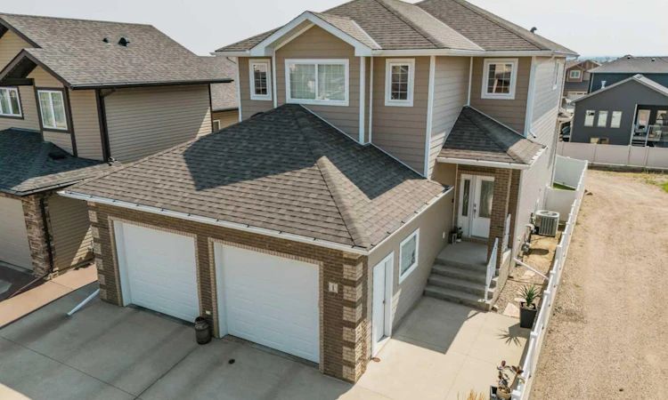 1 Hamptons Close SE