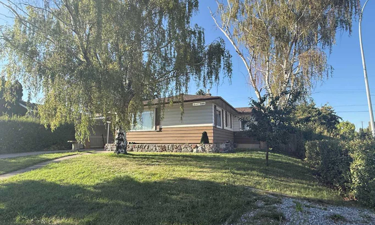 2 Simons Crescent NW