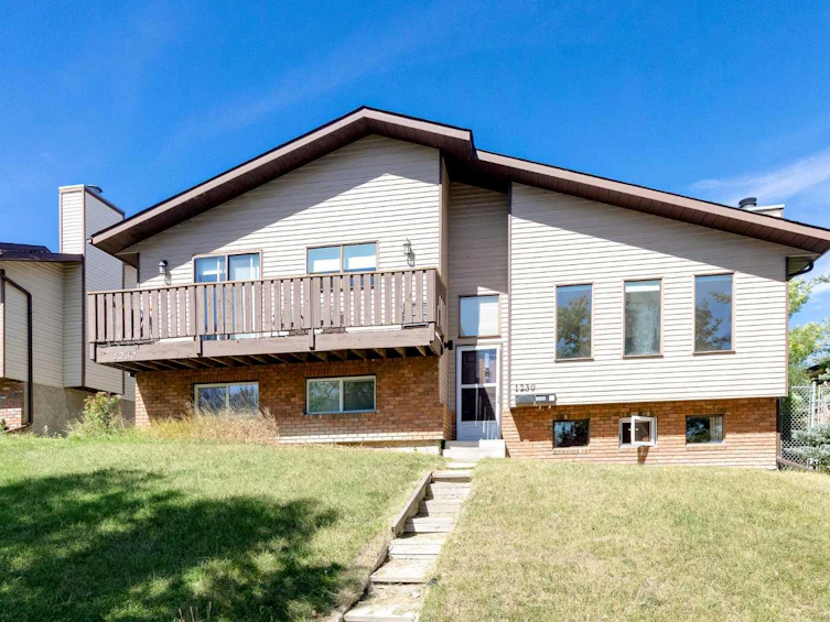 1230 Berkley Drive NW, Calgary, AB, T3K 1S9