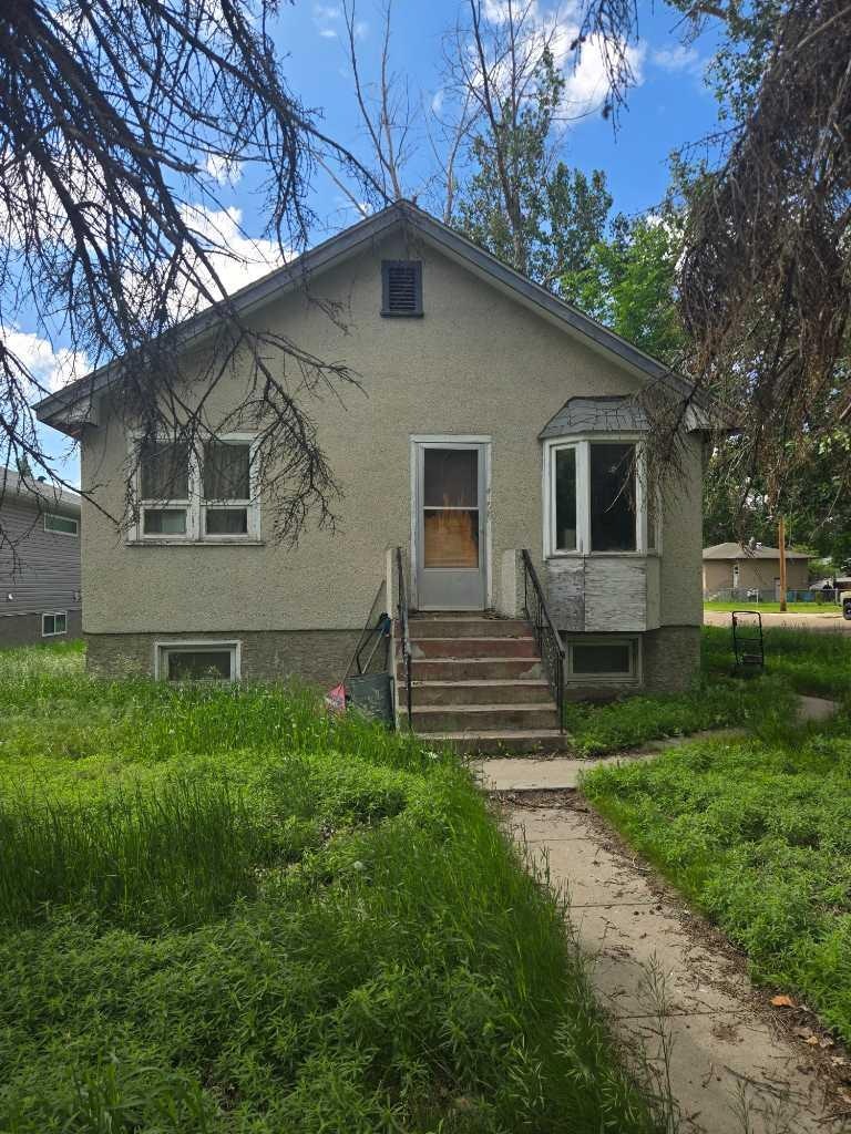 377 2 Street NW, Medicine Hat, AB, T1A 6J7