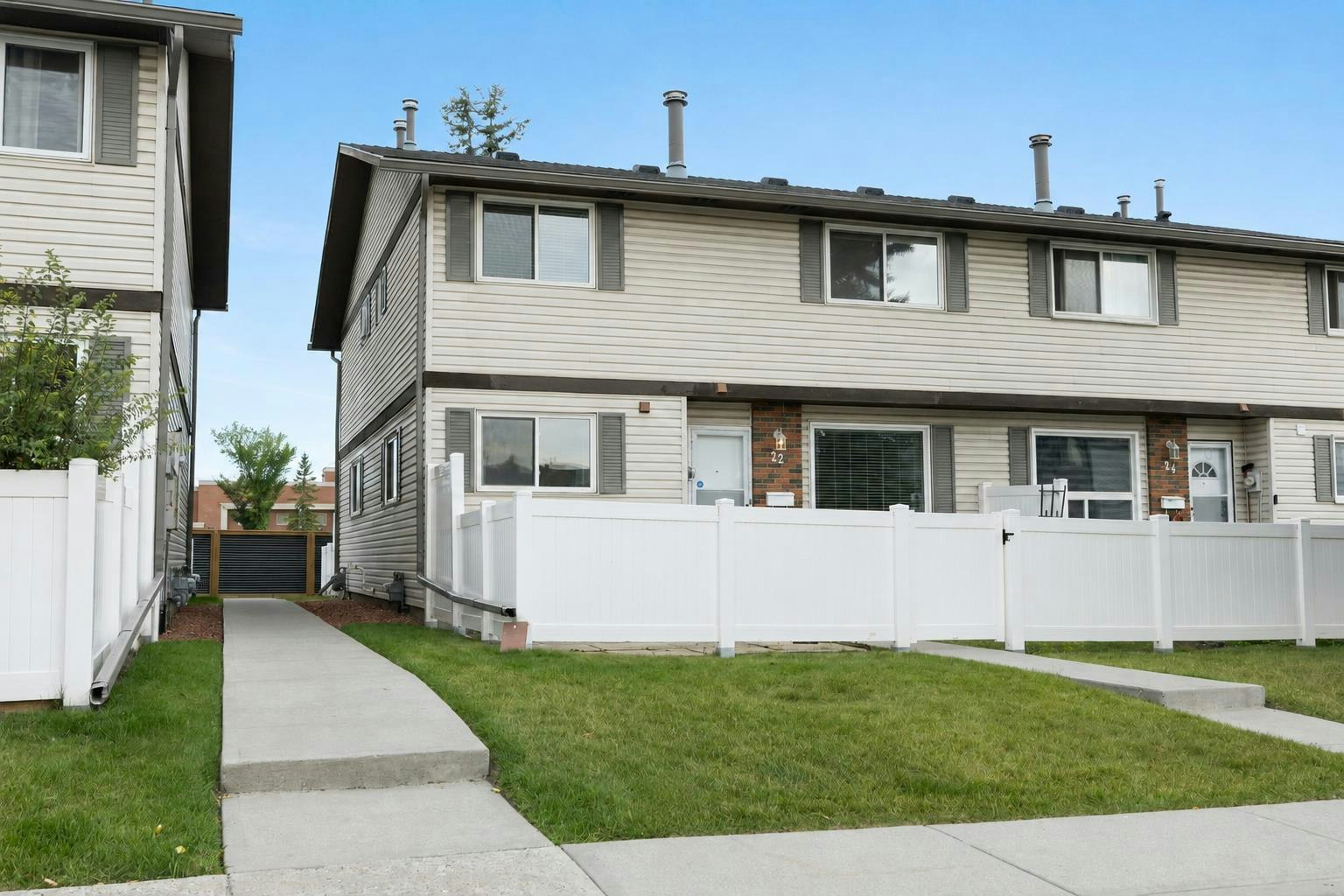 22-740 Bracewood Drive SW, Calgary, AB, T2W 3N3