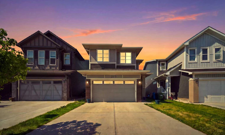223 Savanna Way NE