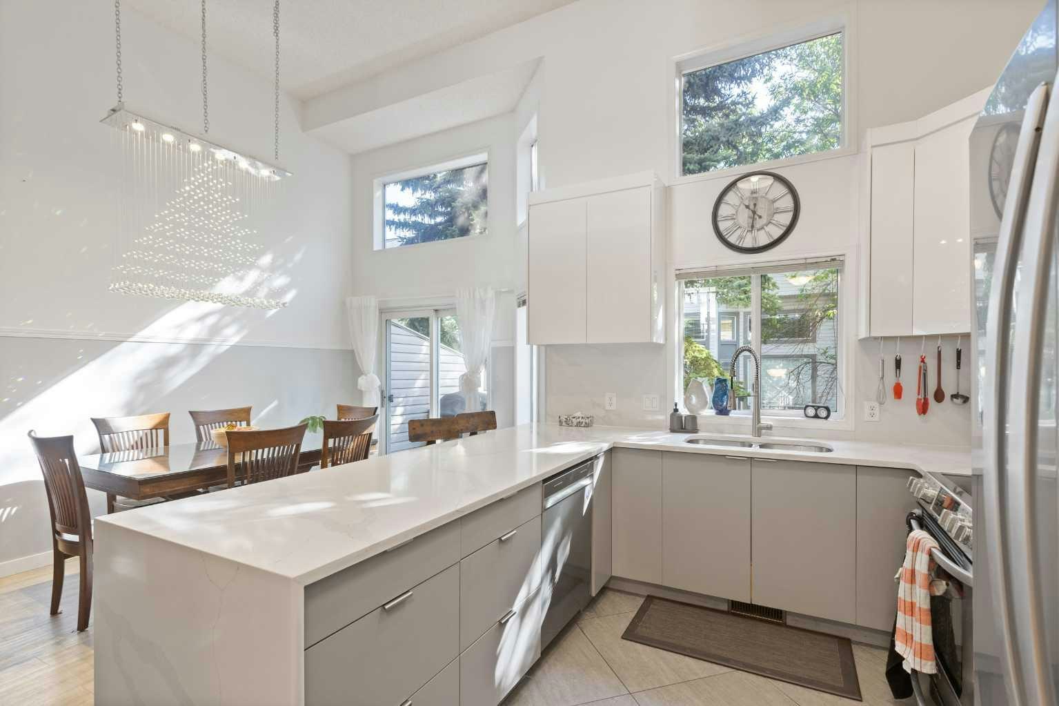 12 Kingsland Villas SW, Calgary, AB, T2V 5J9
