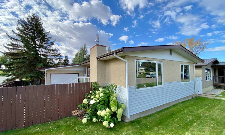 3 Lake Bevan Drive E