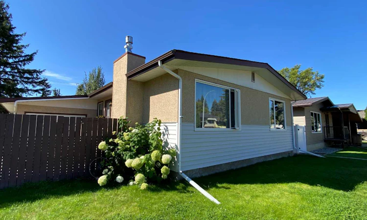 3 Lake Bevan Drive E