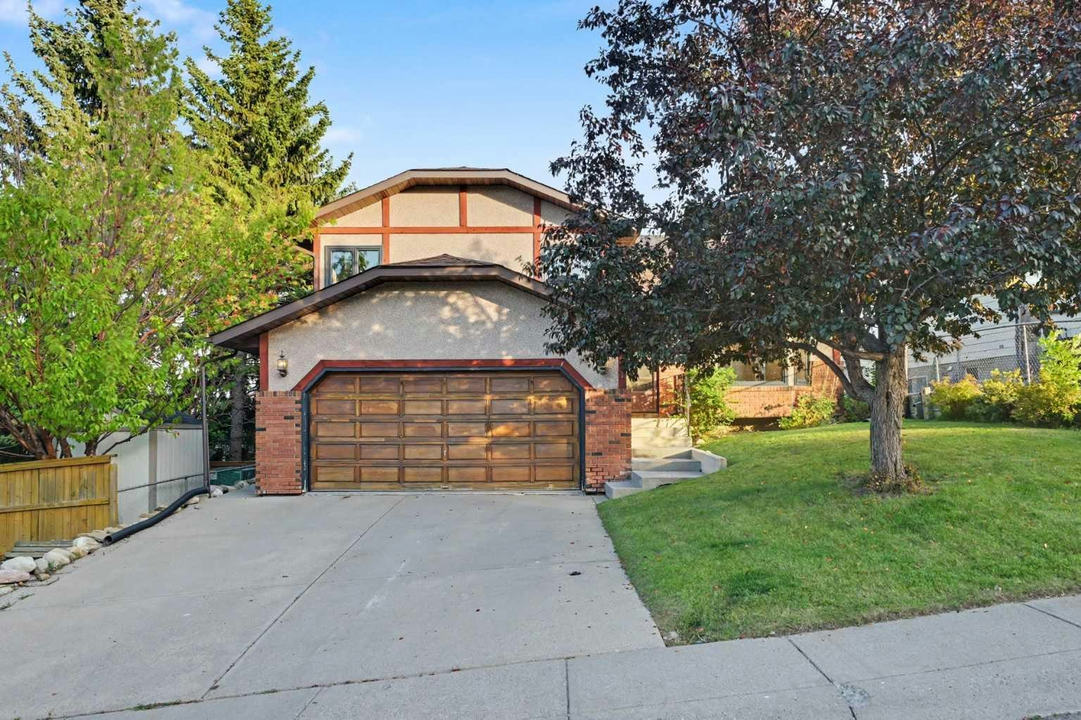 71 Coach Gate Way SW, Calgary, AB, T3H 1L7