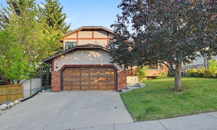 71 Coach Gate Way SW