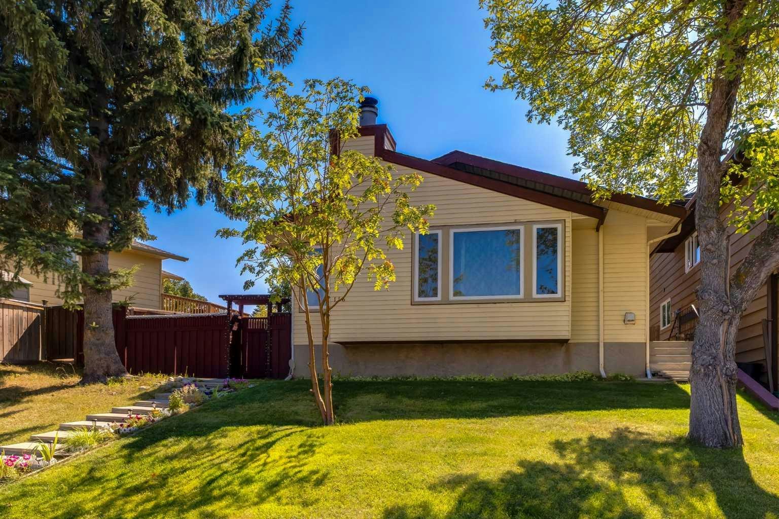116 Bearberry Crescent NW, Calgary, AB, T3K 1R3