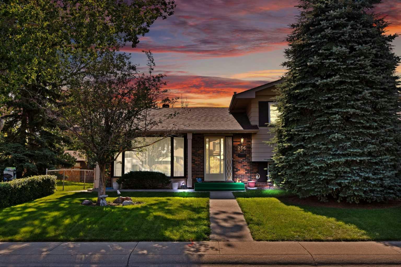 256 Parkwood Close SE, Calgary, AB, T2J 3V9