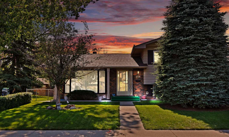 256 Parkwood Close SE