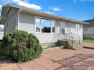 4912 49 Avenue - 3