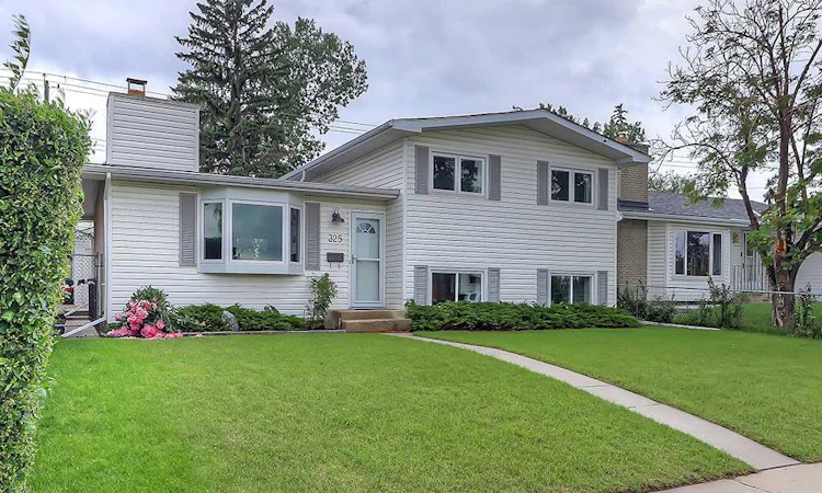325 Whitney Crescent SE