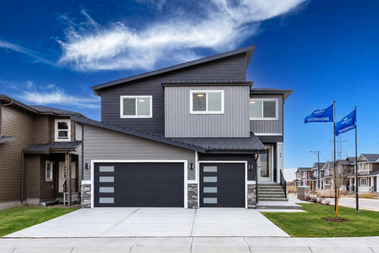 10 Waterford Mews, Chestermere, AB, T1X 3B4