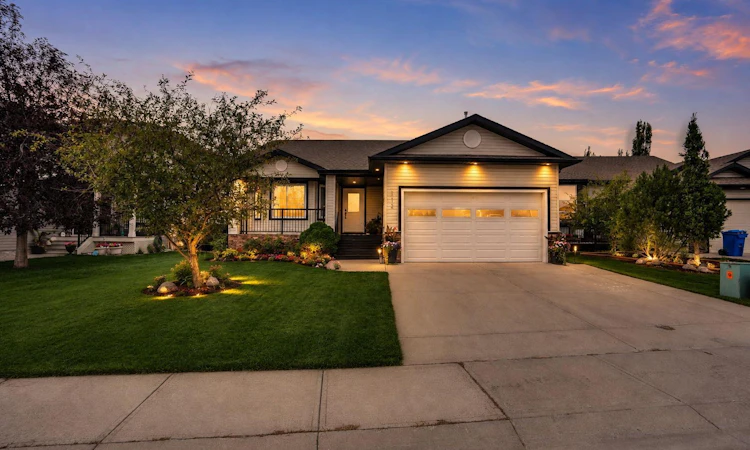 112 Aspen Creek Crescent