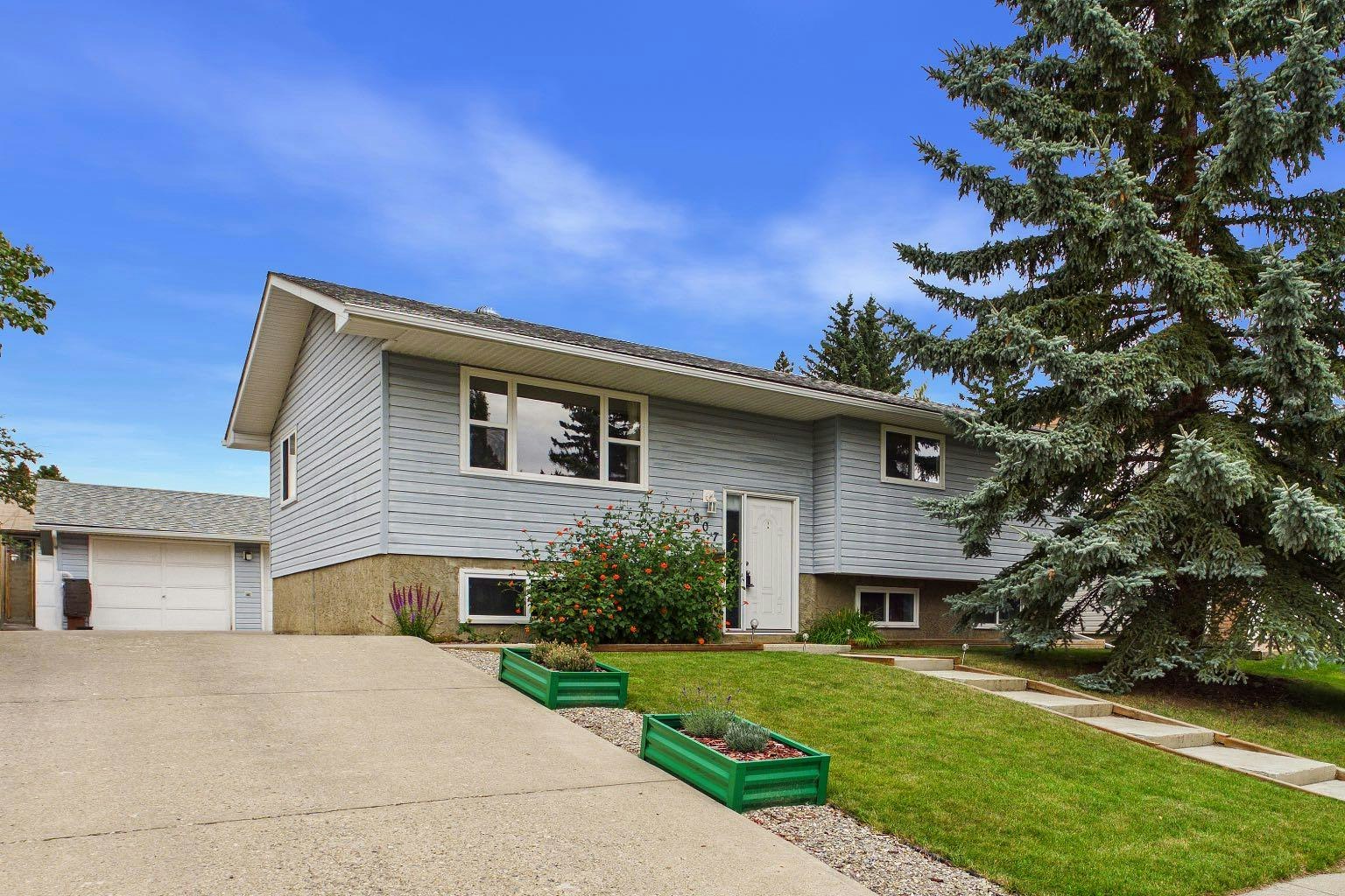607 Cedarille Way SW, Calgary, AB, T2W 2G8