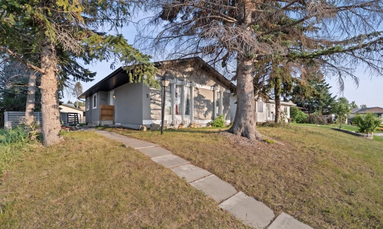 259 Manora Crescent NE