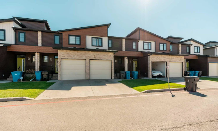 3-462 Highlands Boulevard W