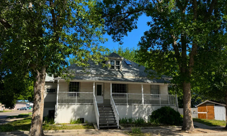 804 8 Street SE