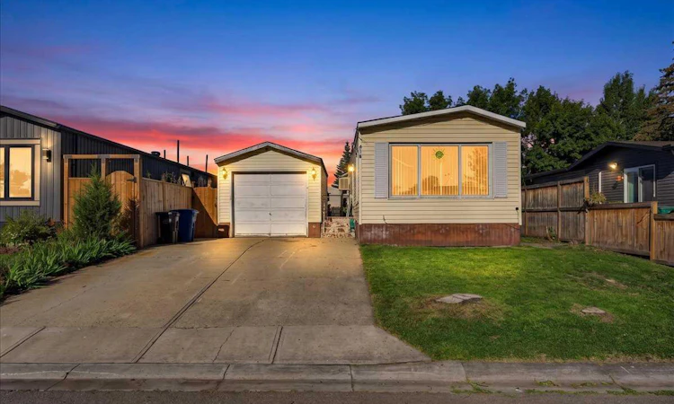 216 Spring Haven Close SE