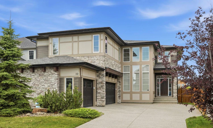 10 Legacy Woods Crescent SE