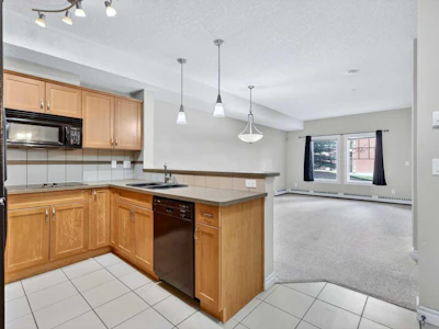 137-60 Royal Oak Plaza NW - 4