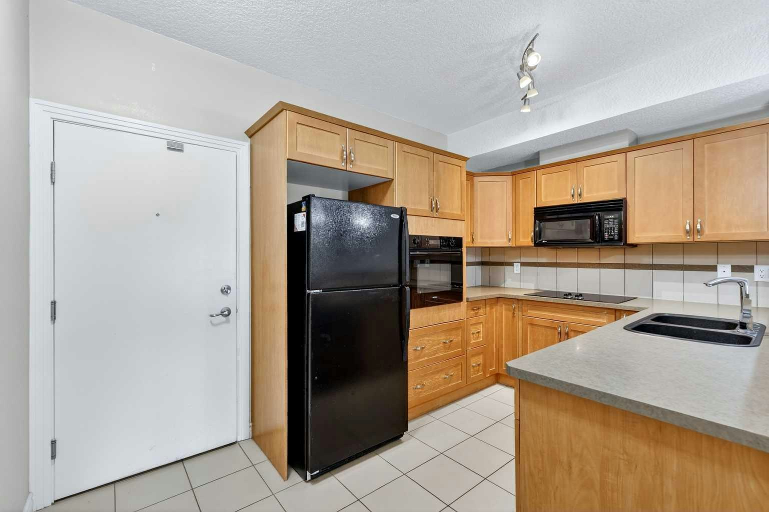 137-60 Royal Oak Plaza NW - 2