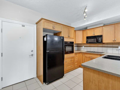 137-60 Royal Oak Plaza NW - 2