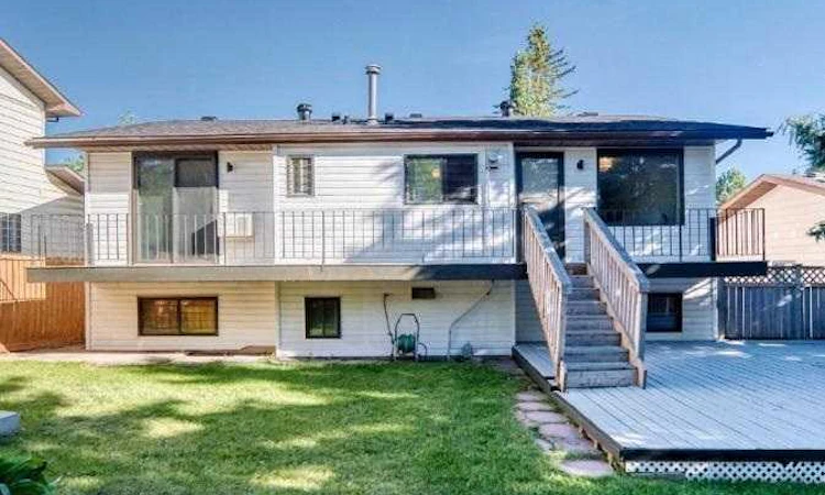 19 Hawkwood Drive NW