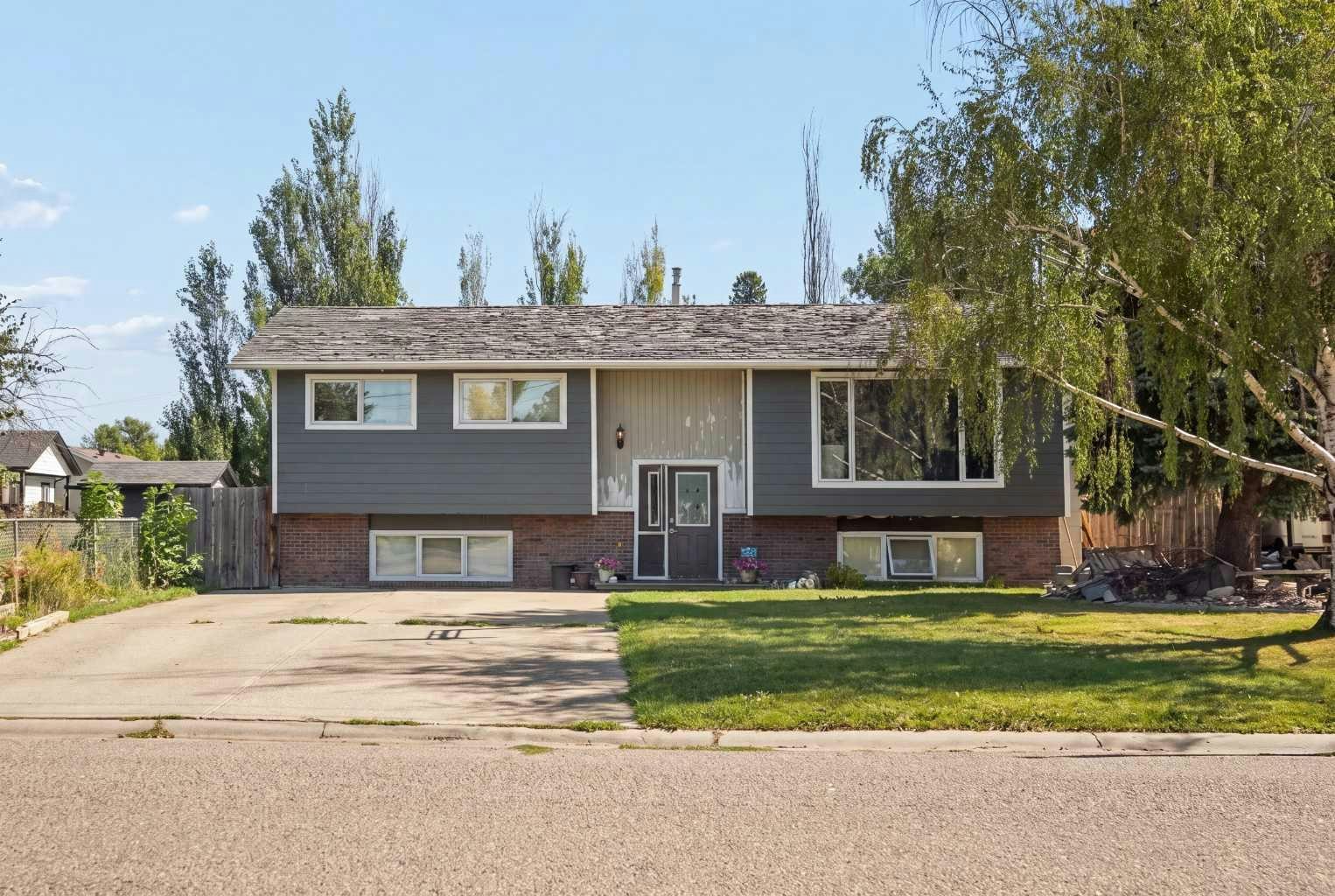 225 S 50 W, Raymond, AB, T0K 2S0
