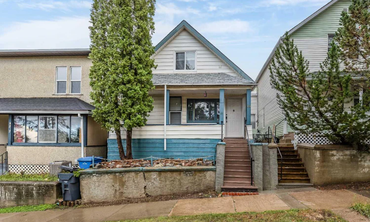 321 4 Street SE