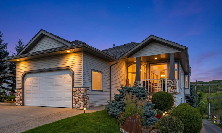 310 Gleneagles View