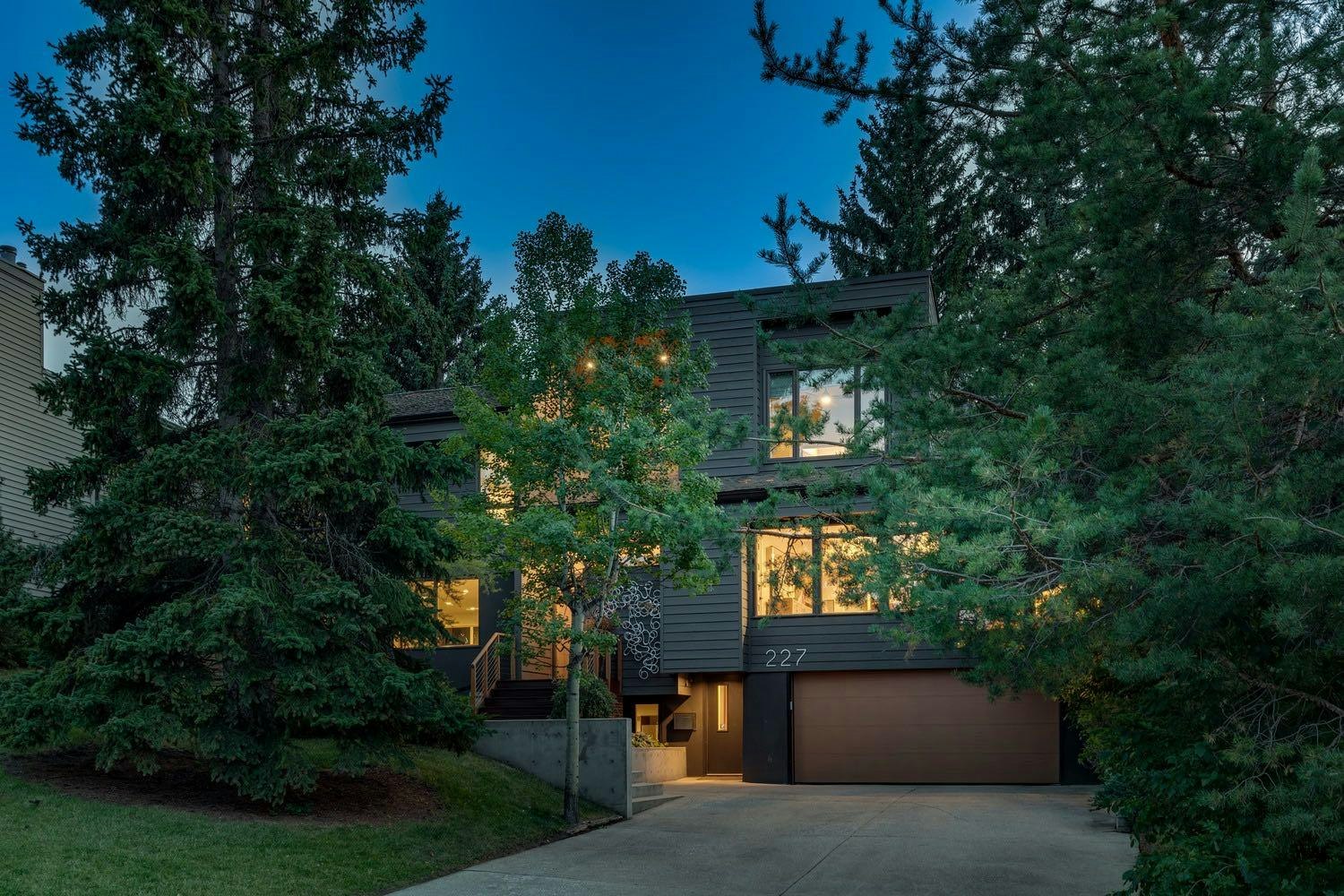227 Pump Hill Rise SW, Calgary, AB, T2V 4C8