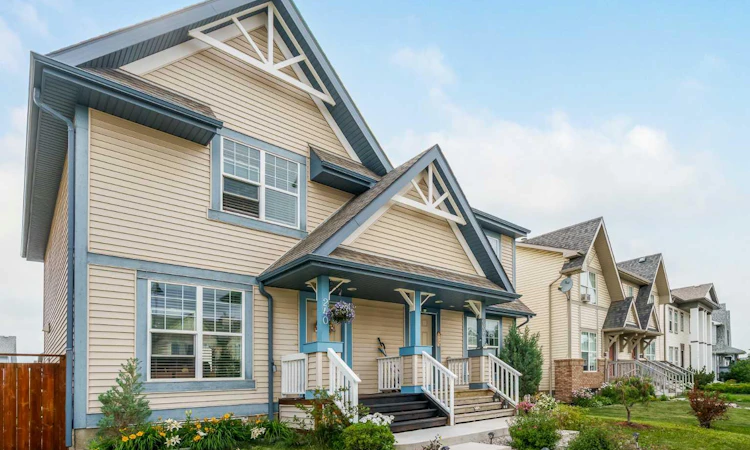 240 Elgin Meadows Gardens SE