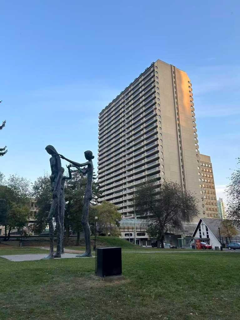 1704-221 6 Avenue SE, Calgary, AB, T2G 4Z9