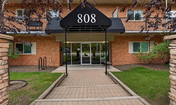 205-808 Royal Avenue SW