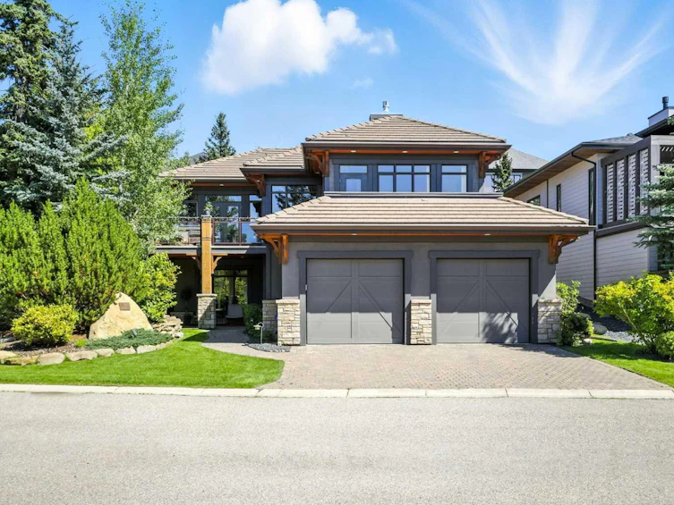 16 Spring Valley Lane SW, Calgary, AB, T3H 4V2
