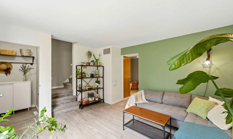 442 Regal Park NE